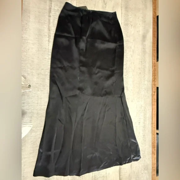 Carmen Marc Valvo Collection Black Satin Maxi Skirt Size Medium - Picture 1 of 8